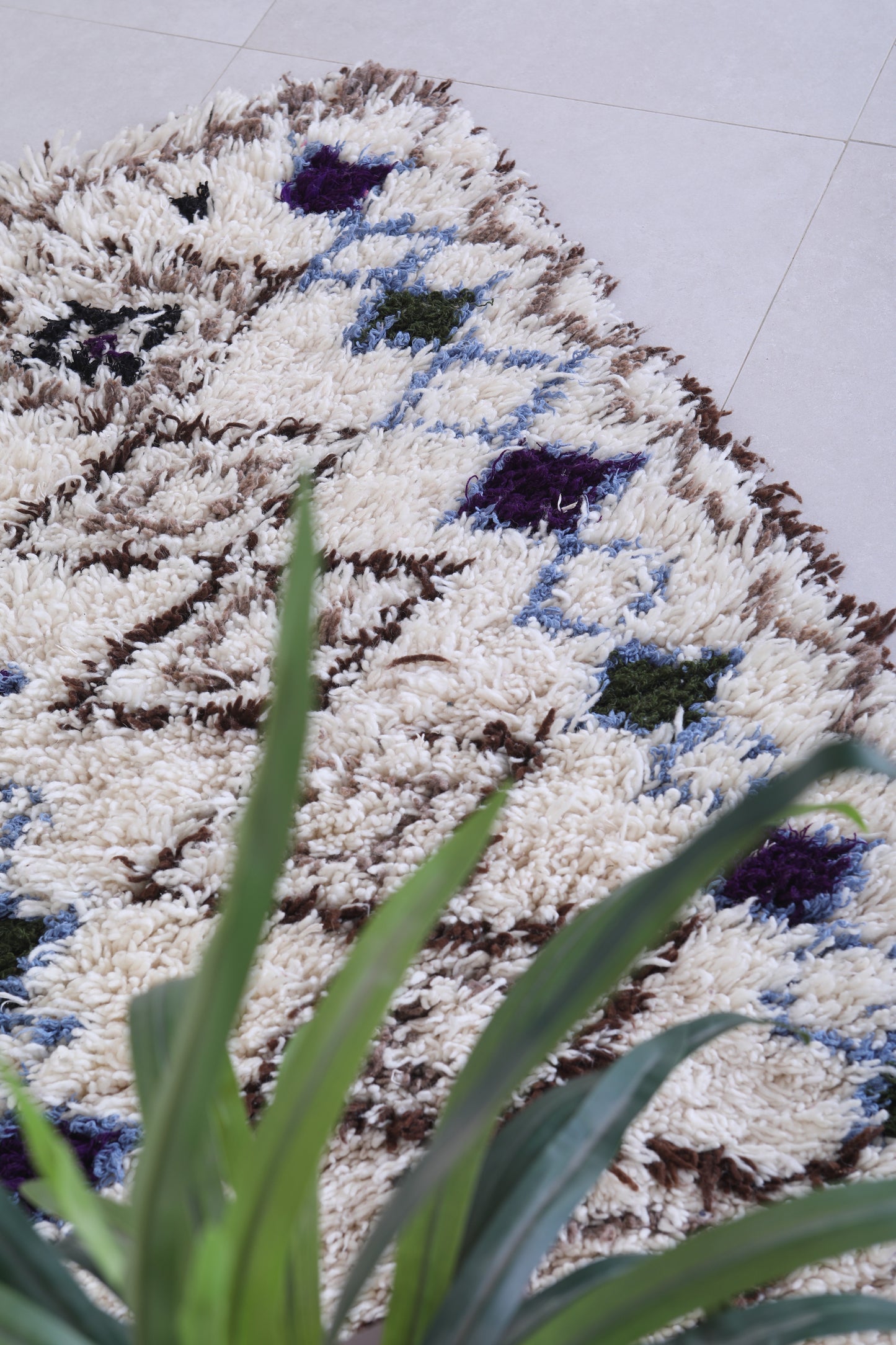 Vintage handmade moroccan berber rug 2.5 FT X 5.7 FT