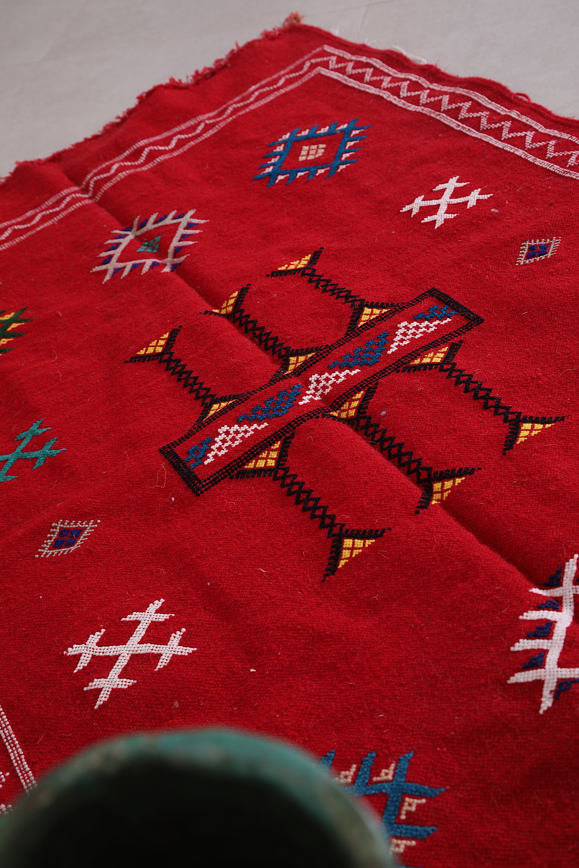 Red handwoven Moroccan kilim 3.2 FT X 4.9 FT
