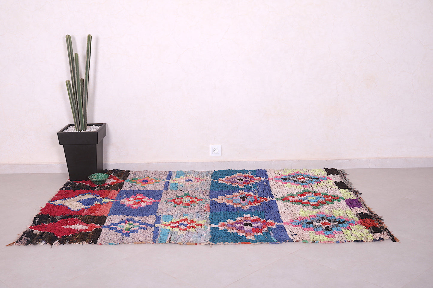 Dazzling Moroccan Area rug  4.4 X 6.7 Feet