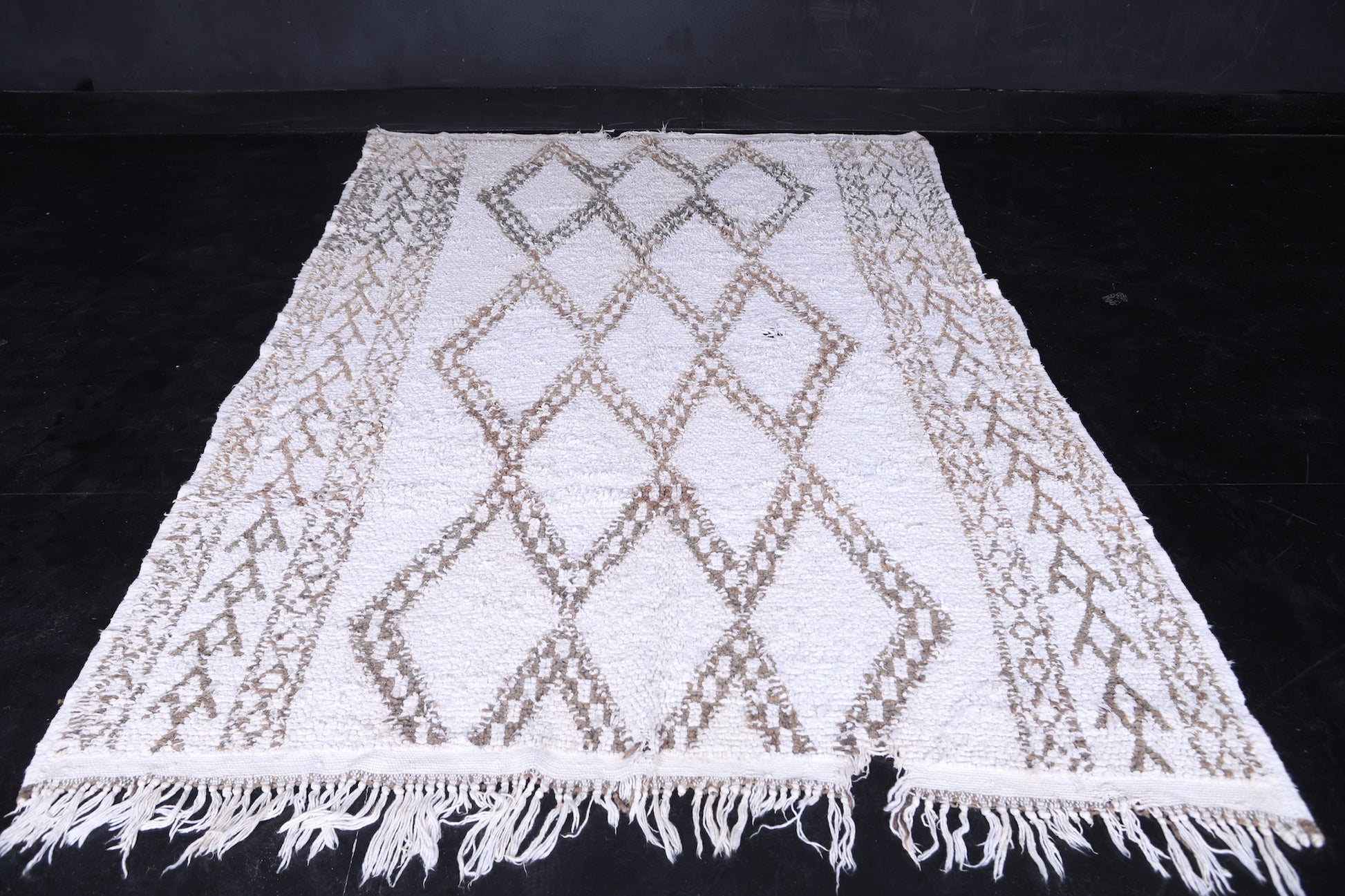 Moroccan rug 5.9 X 8.4 Feet