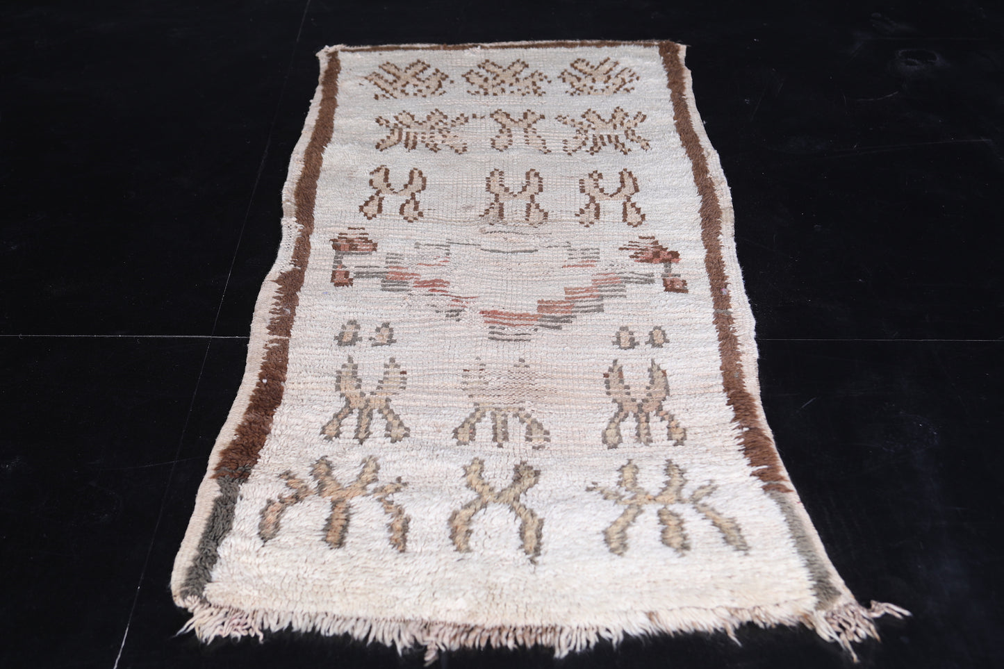 Vintage moroccan runner rug 2.7 FT X 5.9 FT