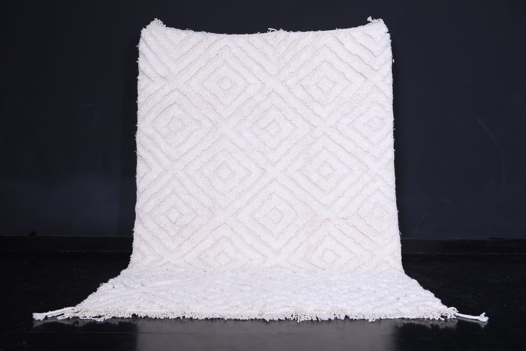 Cream Moroccan rug with geometric dia...