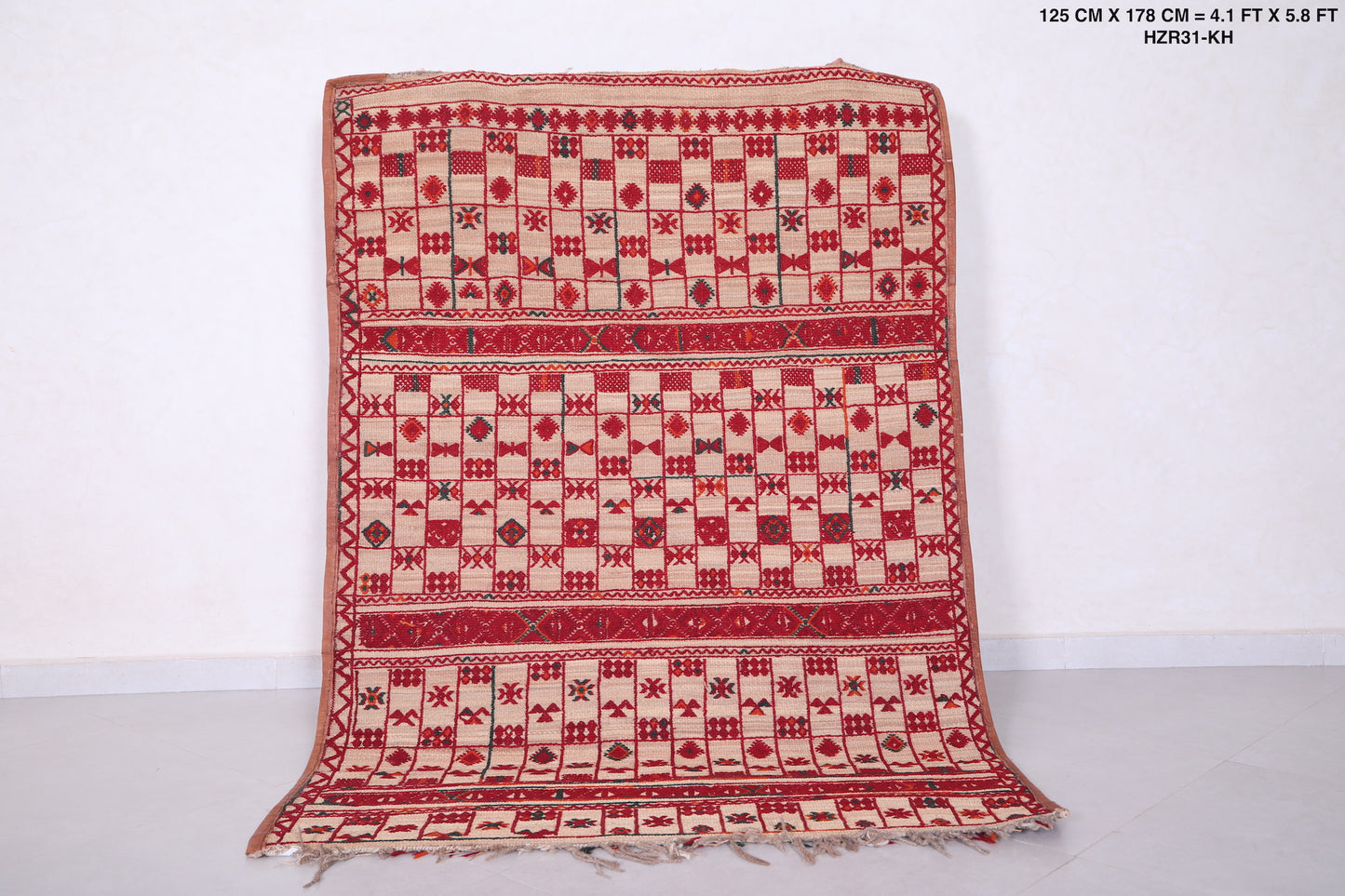 Moroccan rug 4.1 X 5.8 Feet